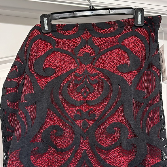 Red and black Lace - Picture 4 of 4